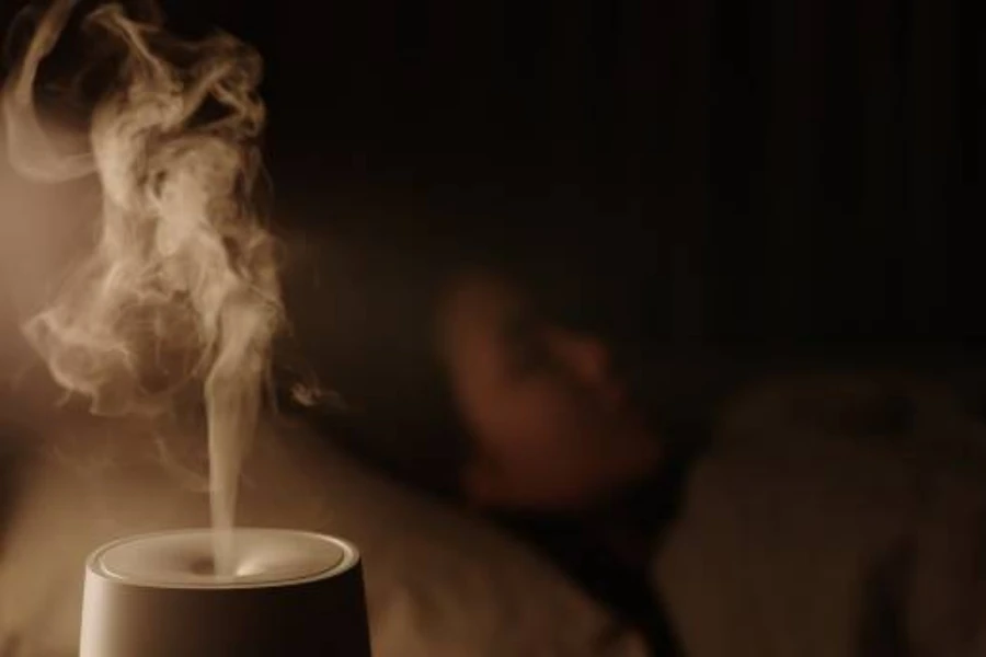 Difusor de aroma que humidifica una habitación por la noche.