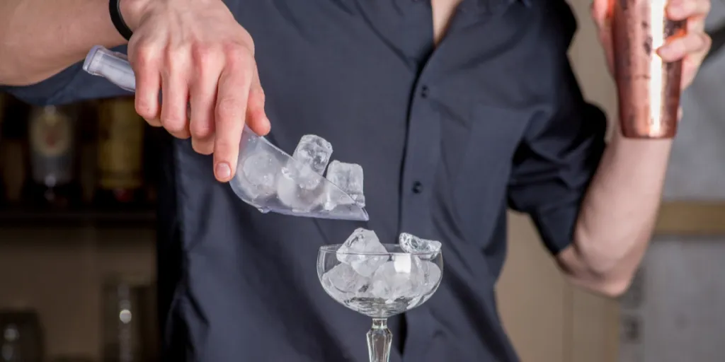 Barman preparando um coquetel em um balcão