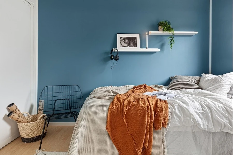 Dormitorio con pared de color azul acuático