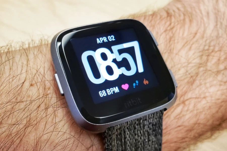 Крупный план мужчины с Fitbit Versa