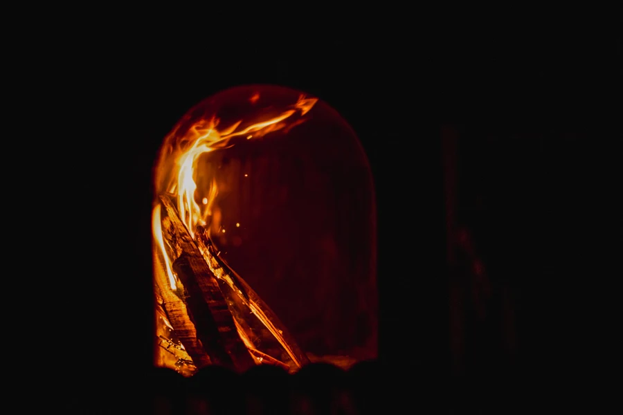 Fuego dentro de un recipiente de vidrio