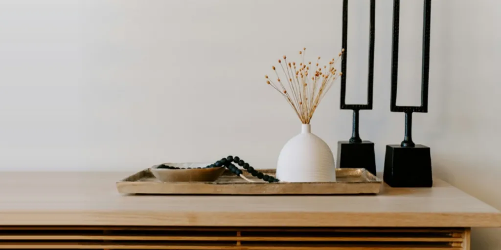 Woonaccessoires op een houten consoletafel