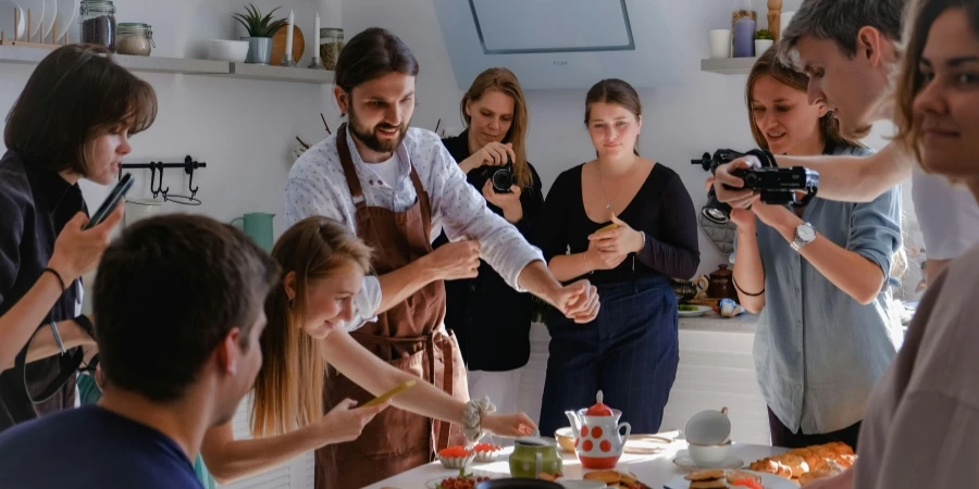 Pessoas tirando fotos de comida na mesa