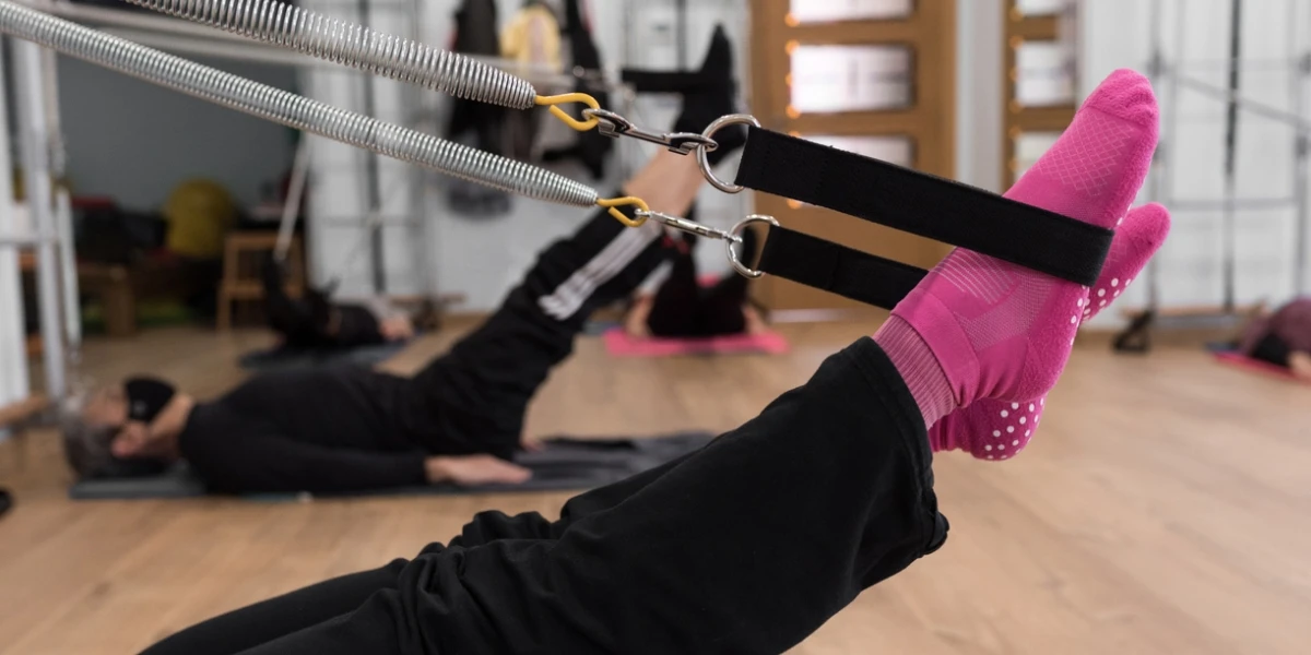 Personas haciendo ejercicio con calcetines de pilates