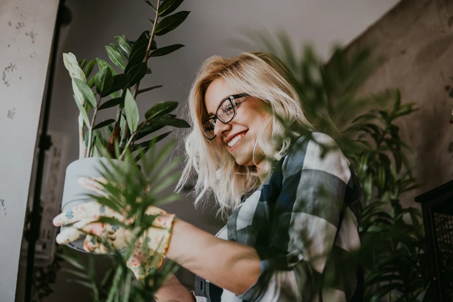 Femme faisant du jardinage à la maison avec quelques plantes