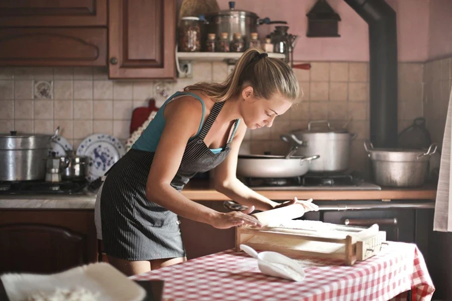 Mujer amasando masa en una cocina