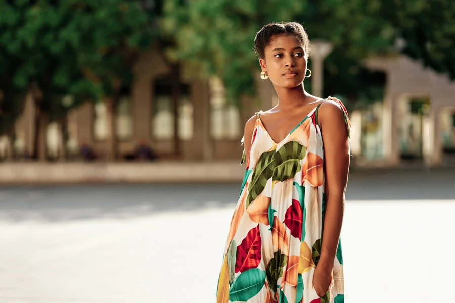 Mulher posando com um vestido de verão com decote em V