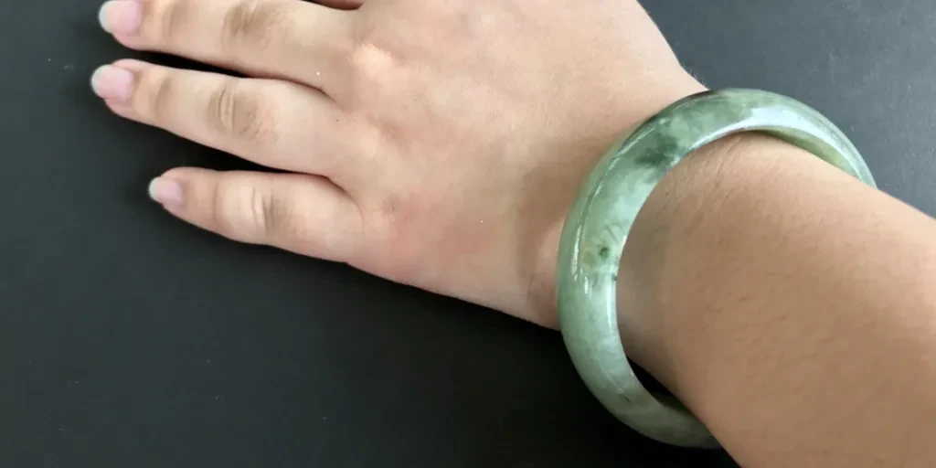 Mujer mostrando una pulsera de jade que no se empaña