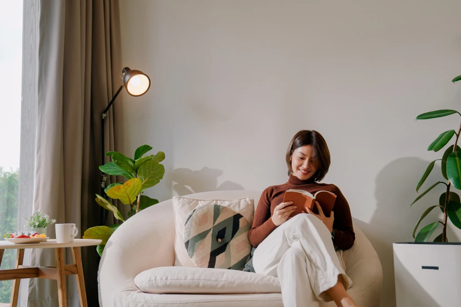 Femme assise sur un fauteuil