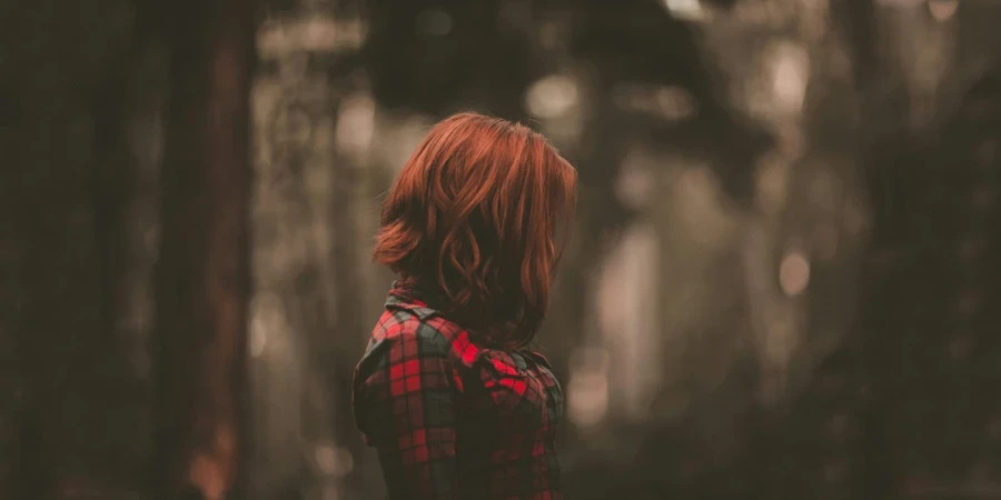 Mujer con cabello rojo sobre la cara