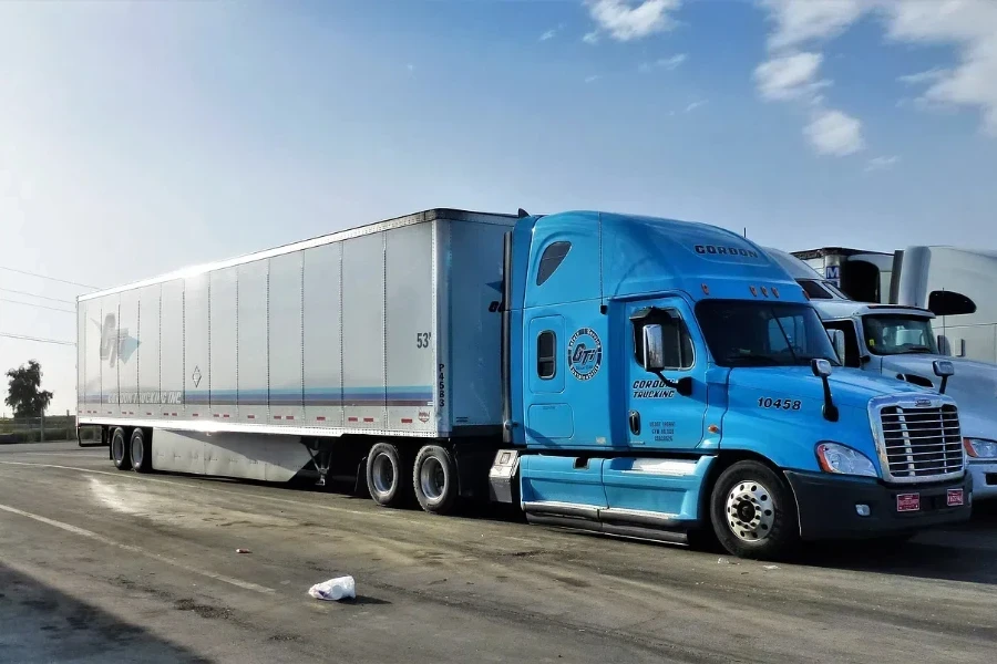 FTL y LTL son dos tipos de transporte de mercancías por carretera.