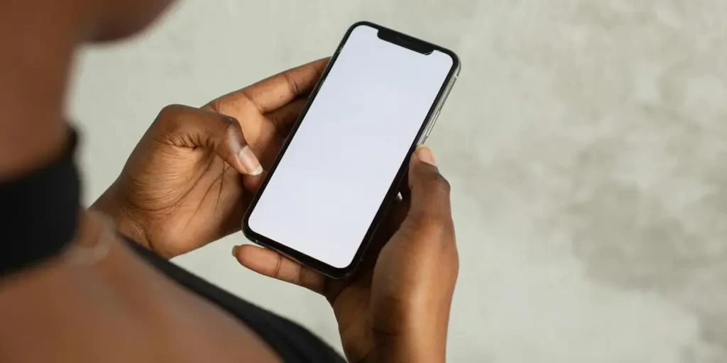 mãos de uma pessoa segurando um smartphone