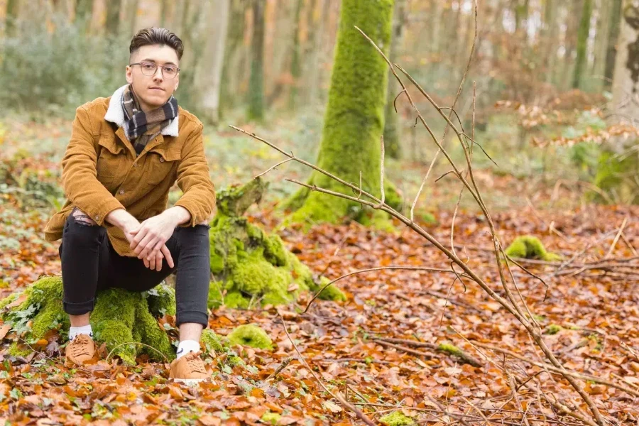 Gutaussehender Mann trägt eine Cord-Arbeitsjacke