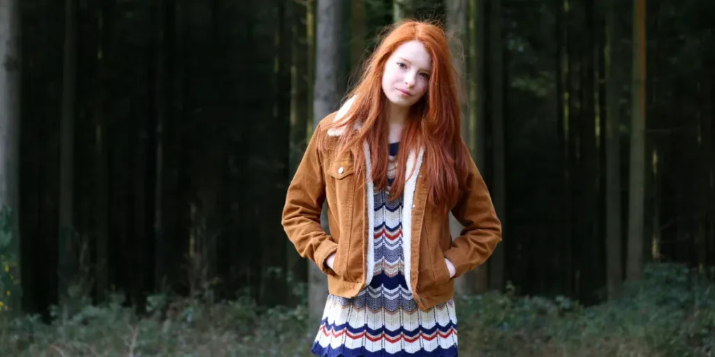 Teenager-Mädchen in einer braunen Cordjacke