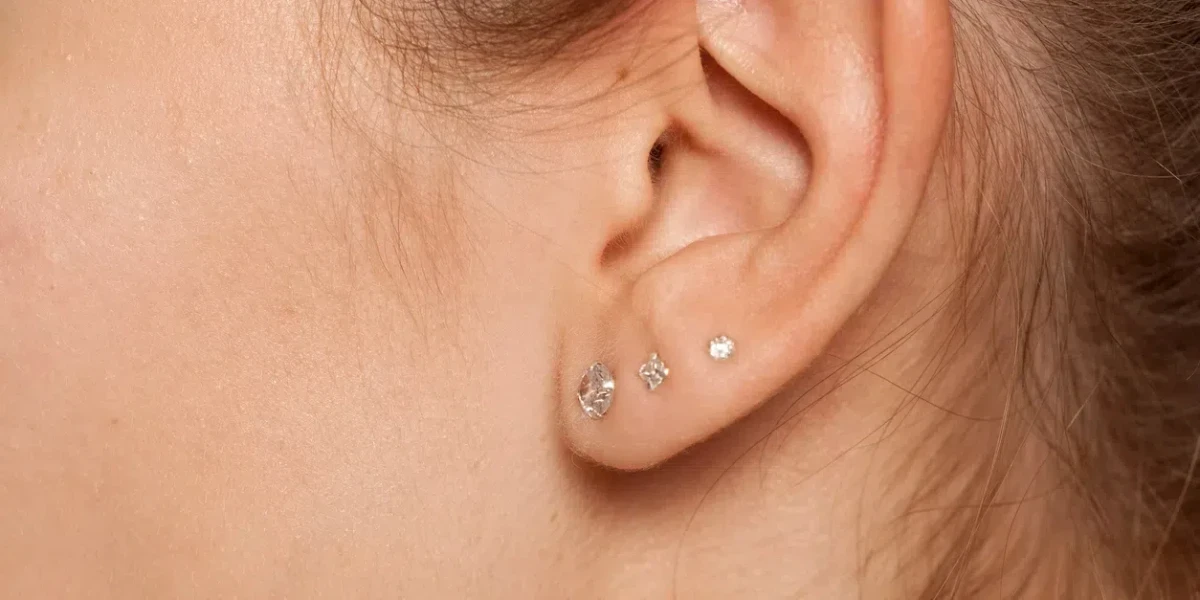 Mujer joven con tres pendientes