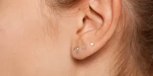 Jeune femme portant trois boucles d'oreilles