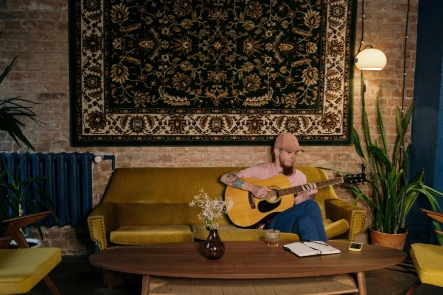 Un hombre tocando la guitarra