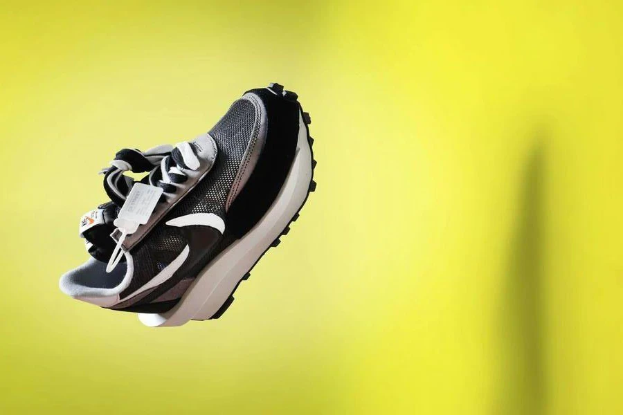 Nike x Sacai VaporWaffle на желтом фоне