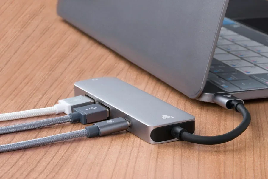 Ein an einen Laptop angeschlossener USB-Hub