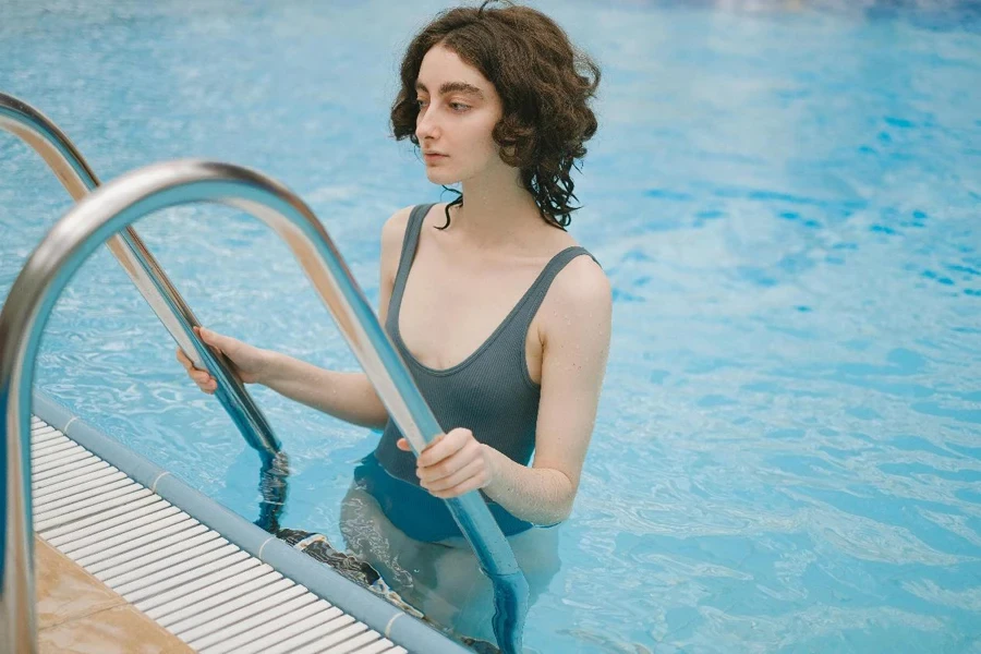 Une femme dans la barre d'appui de la piscine