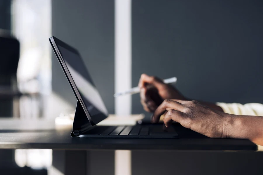 Una donna d'affari che scrive sul suo computer portatile