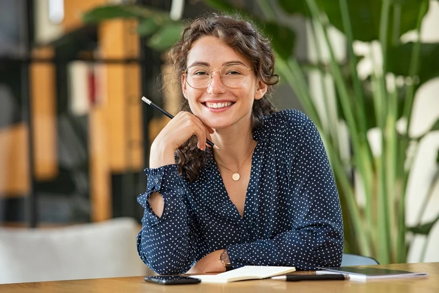 Una donna d'affari felice che sembra amichevole