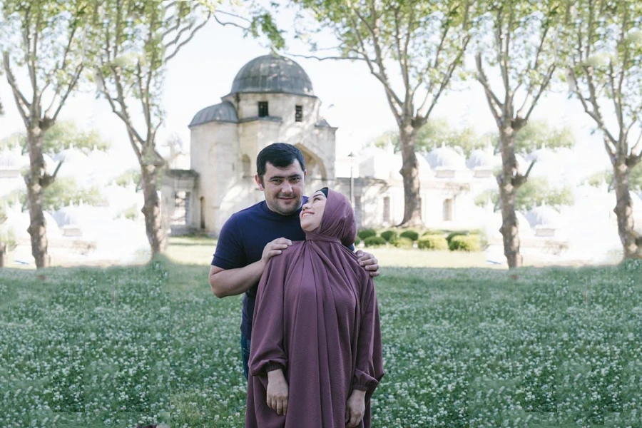 Um marido com sua esposa vestindo Khimar