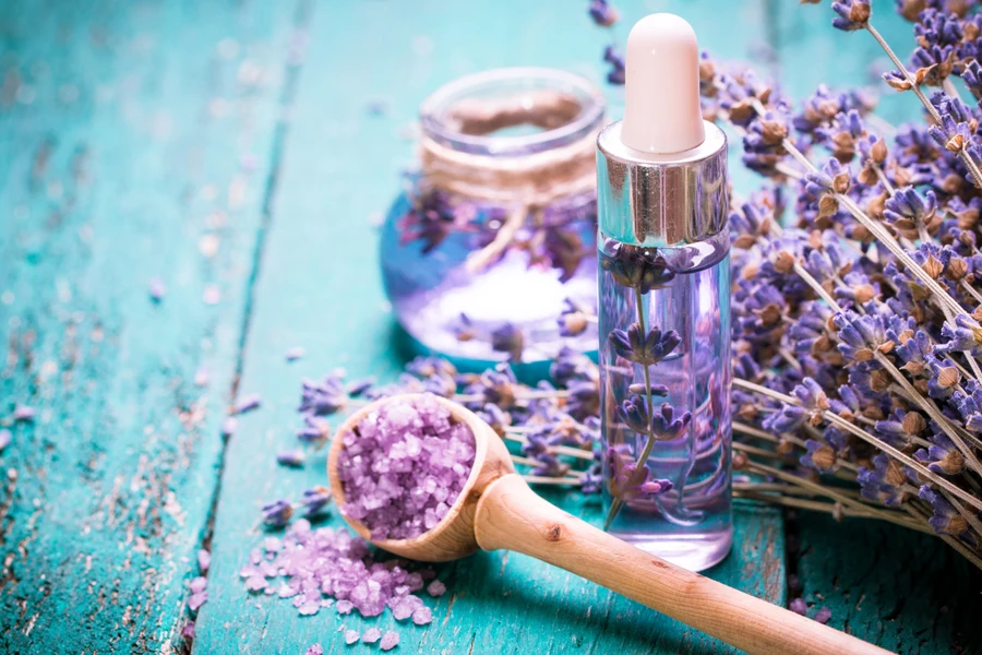 Un olio da bagno alla lavanda su un pavimento in legno