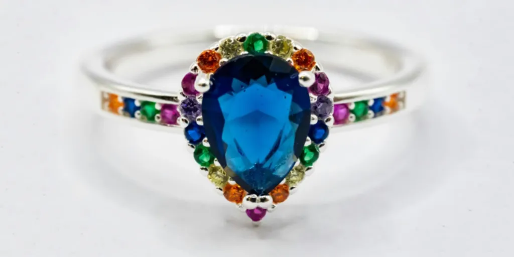 Cincin dengan batu biru dikelilingi batu warna-warni