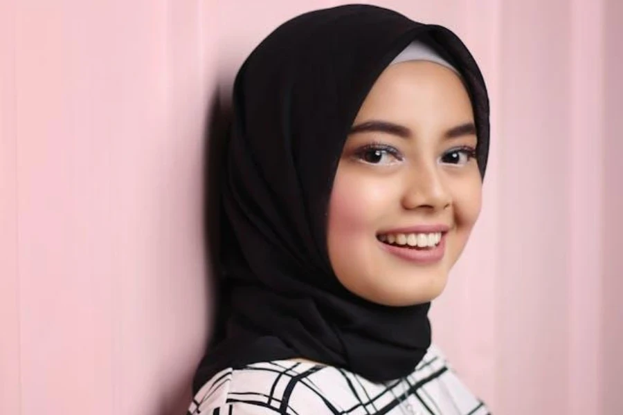 Uma mulher usando o hijab Al-amira está sorrindo