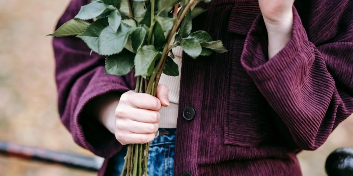 Una mujer que lleva un blazer morado