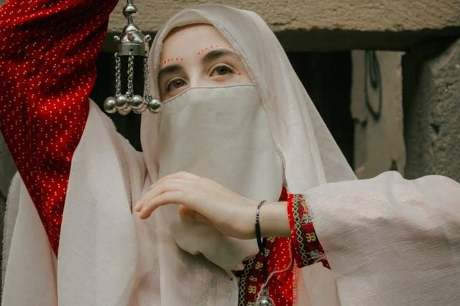 Une femme portant des vêtements traditionnels avec le niqab