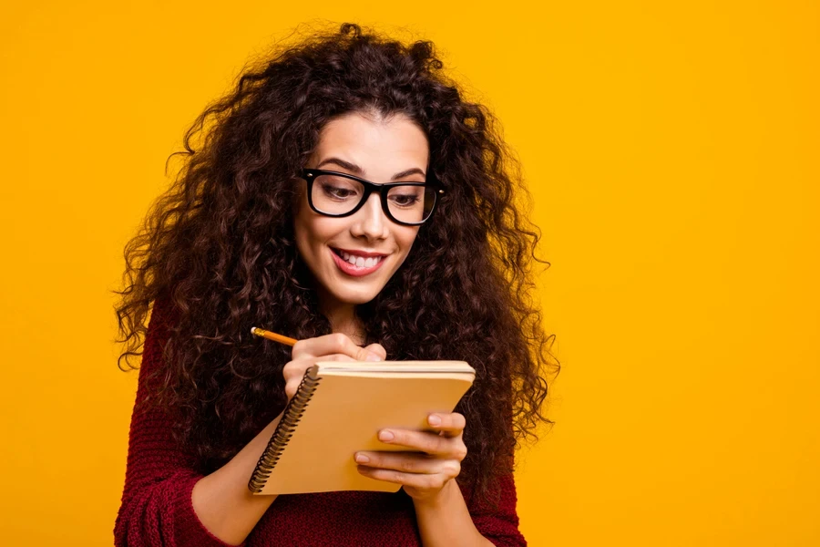 Una mujer escribiendo algo gracioso