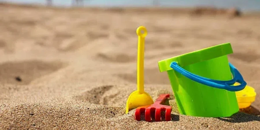 Jouets de plage dans le sable