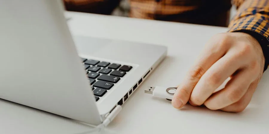 Gros plan de la main d'une personne tenant une clé USB