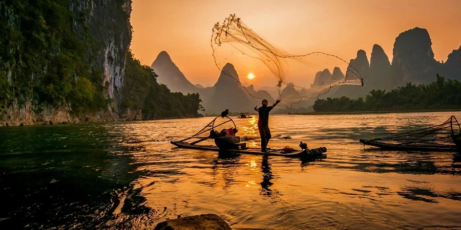 Pescador lanzando red de pesca al agua