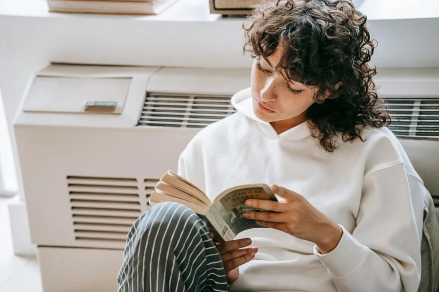 Mädchen liest ein Buch