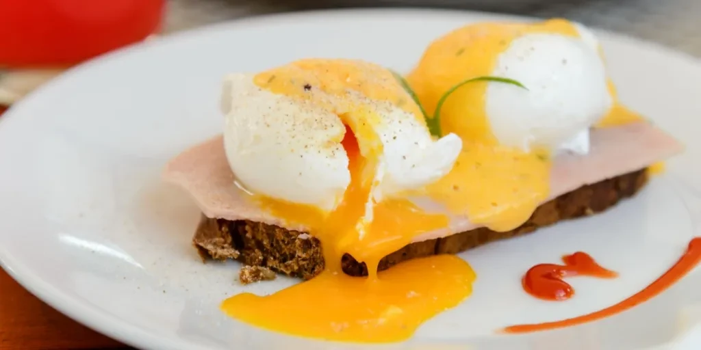 Brioche Gourmet com Ovo Poché, Salmão Defumado e Molho Holandês - Prato Elegante de Café da Manhã no Prato