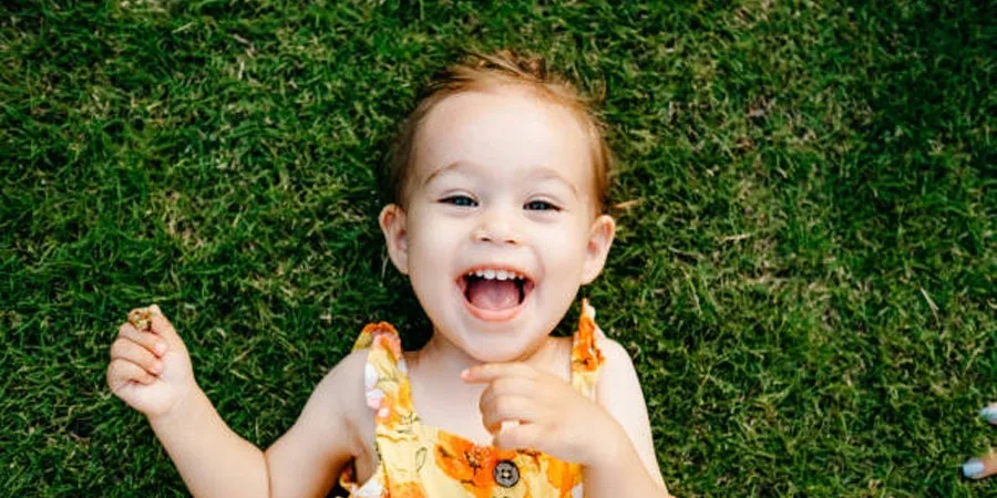 Niña feliz y sonriente