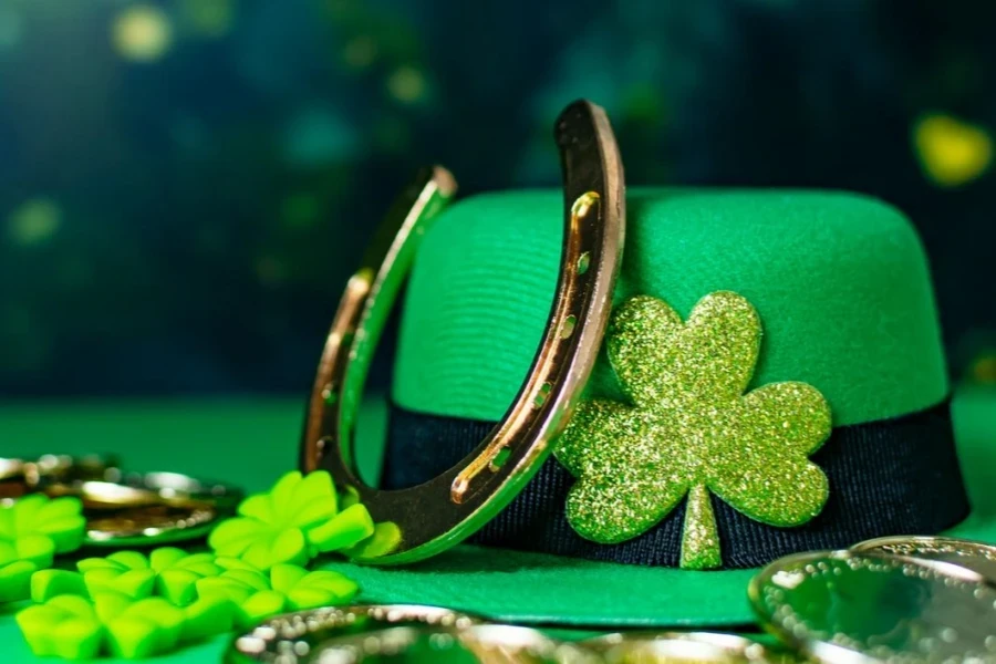 Sijabulele isigqoko se-leprechaun se-St Patrick Day esinezinhlamvu zemali zegolide nezintelezi zenhlanhla kungemuva eliluhlaza