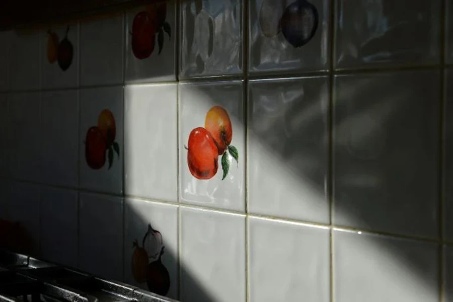 Kitchen wall tiles with apple motif