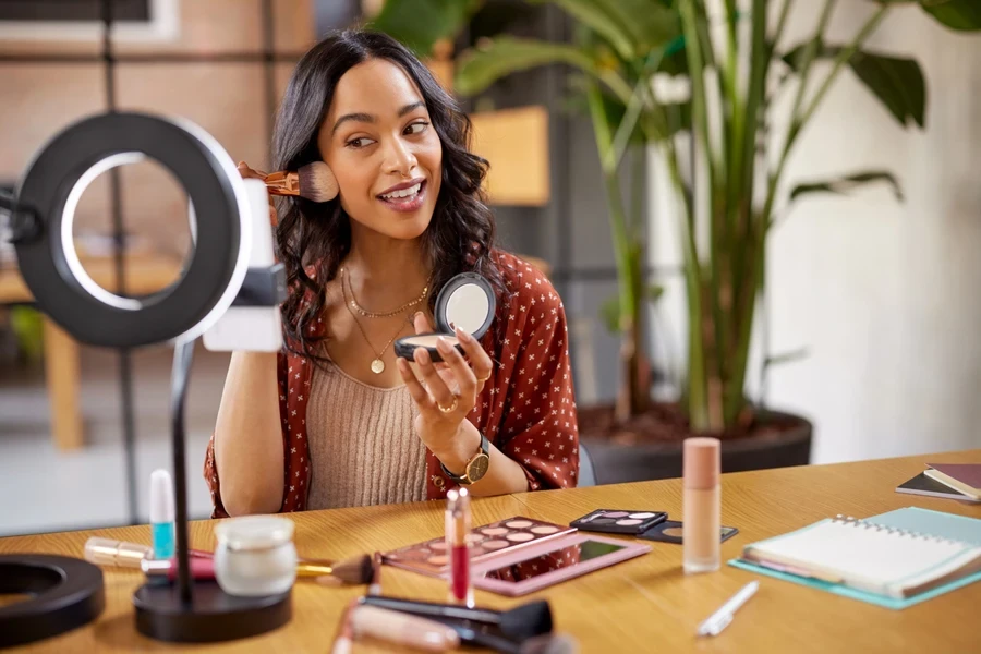 Latijnse vrouw die make-up aanbrengt voor een bericht op sociale media