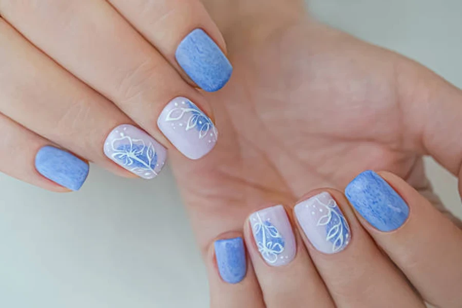 Esmalte em gel azul claro com detalhes em branco