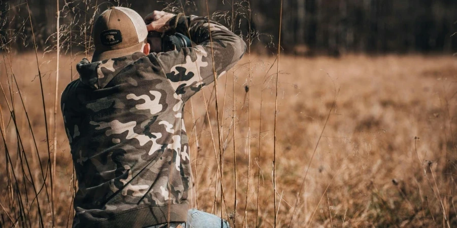 Mann trägt Camo Jumper fotografiert Natur