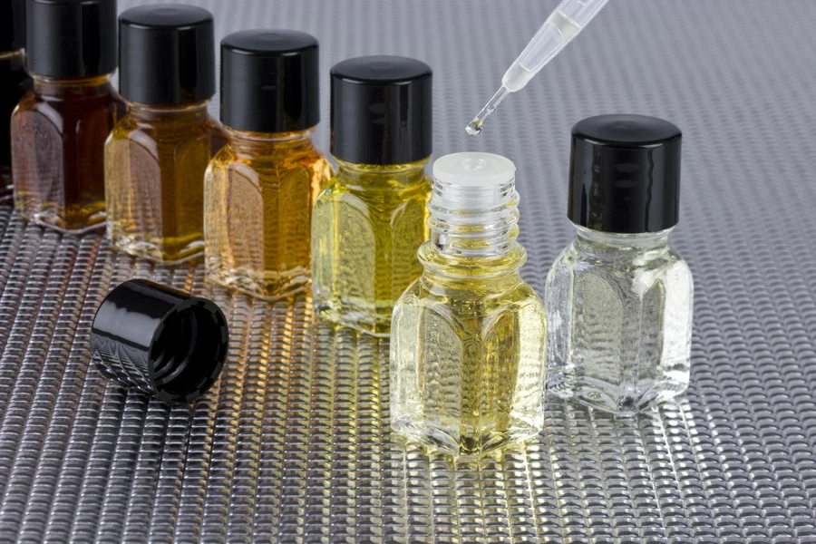 Plusieurs parfums fabriqués en laboratoire alignés