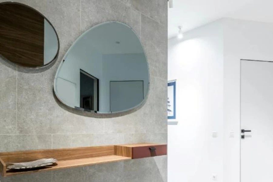 Multiple-piece asymmetrical mirror in corridor