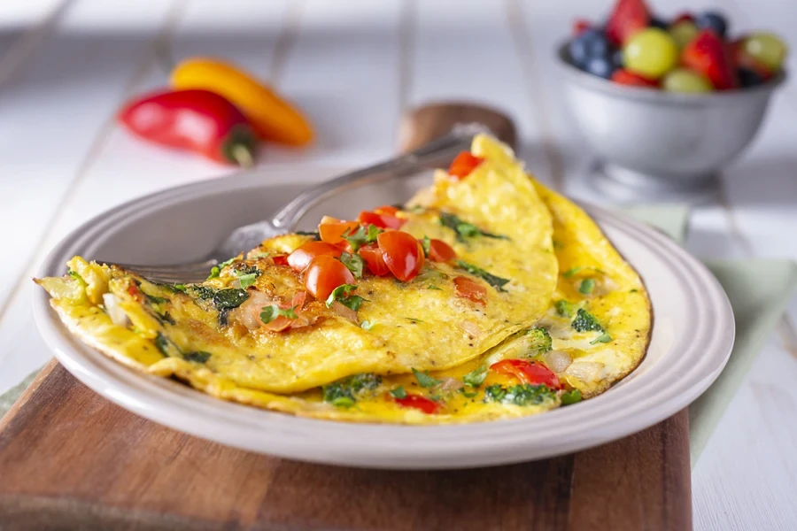 Omelette posée sur une assiette blanche