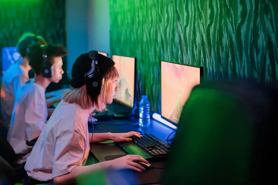 Mensen spelen spelletjes in een internetcafé