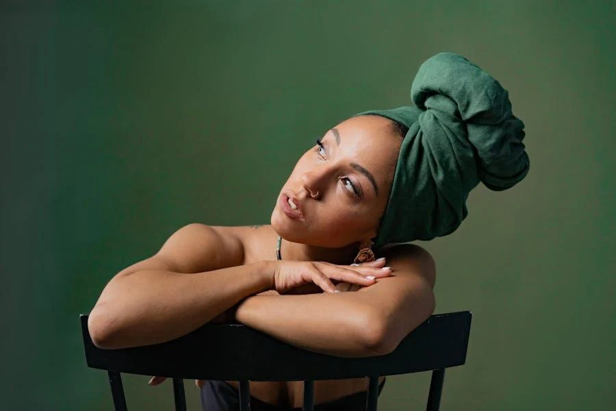 Retrato de uma mulher usando um lenço verde enrolado em um turbante