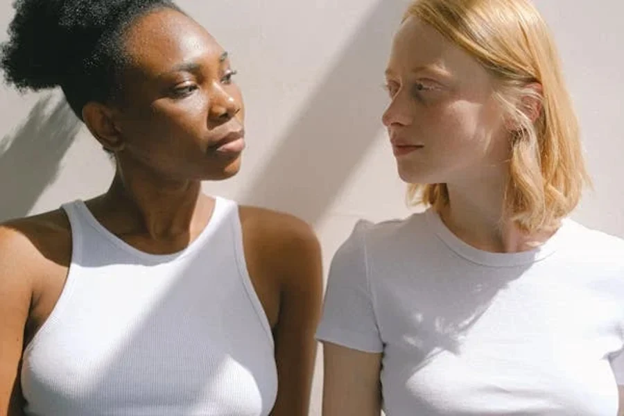 Deux femmes portant des t-shirts blancs